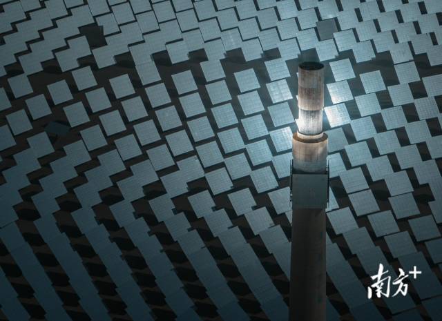 超万面定日镜“绽放”戈壁滩，熔盐塔式光热发电站24小时持续发电。