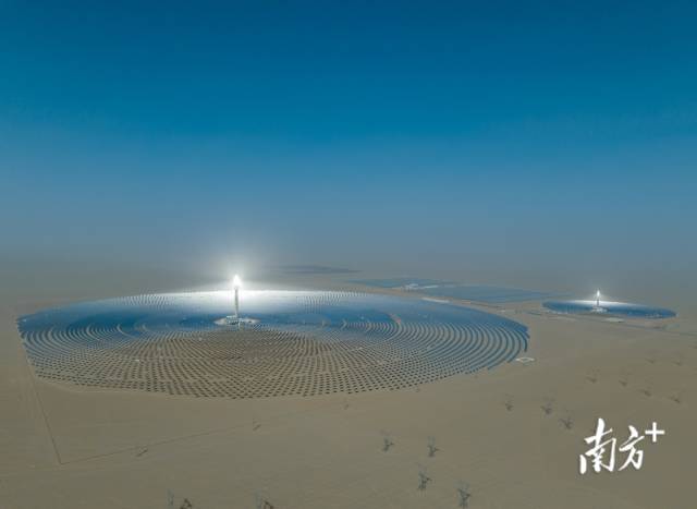 甘肃敦煌光电产业园区内，熔盐塔式光热发电站宛如茫茫戈壁中的一座巨型的“灯塔”，持续不断聚光储能发电。