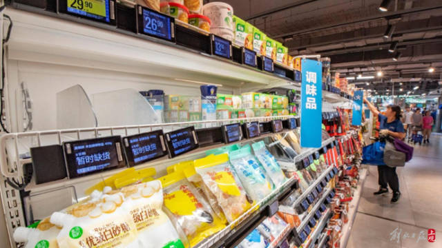 国内部分地区出现居民抢购加碘食盐的情况。图源:上观新闻 国内部分地区出现居民抢购加碘食盐的情况。图源:上观新闻