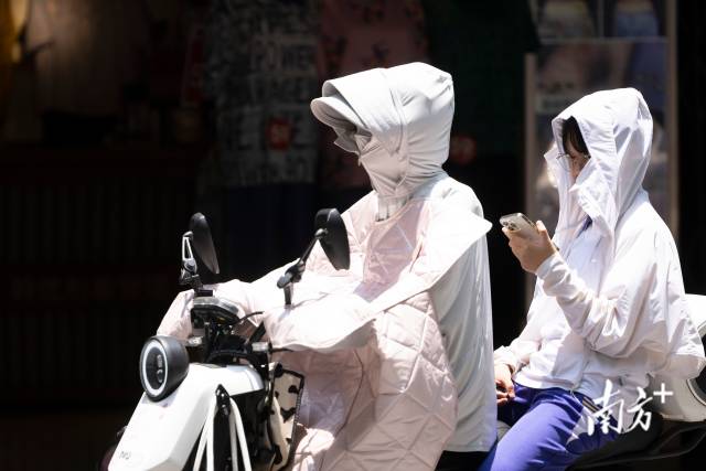 午间,穿着防晒装备的市民在烈日下骑行。南方日报资料图 午间,穿着防晒装备的市民在烈日下骑行。南方日报资料图