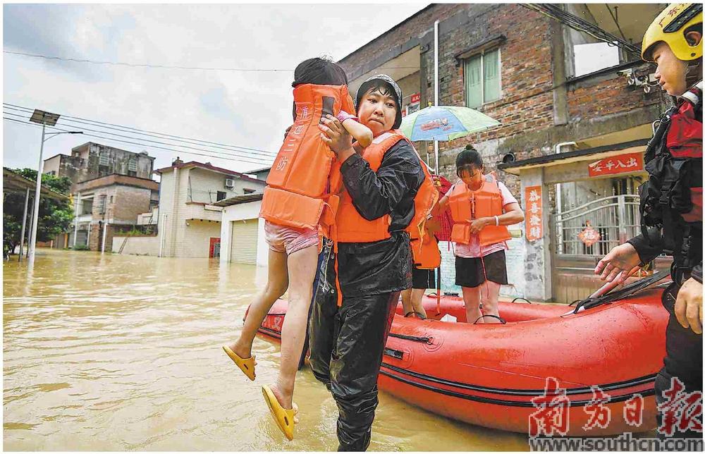 佛冈县龙山镇下岳村网格员参与抗洪救灾工作。曾亮超 摄