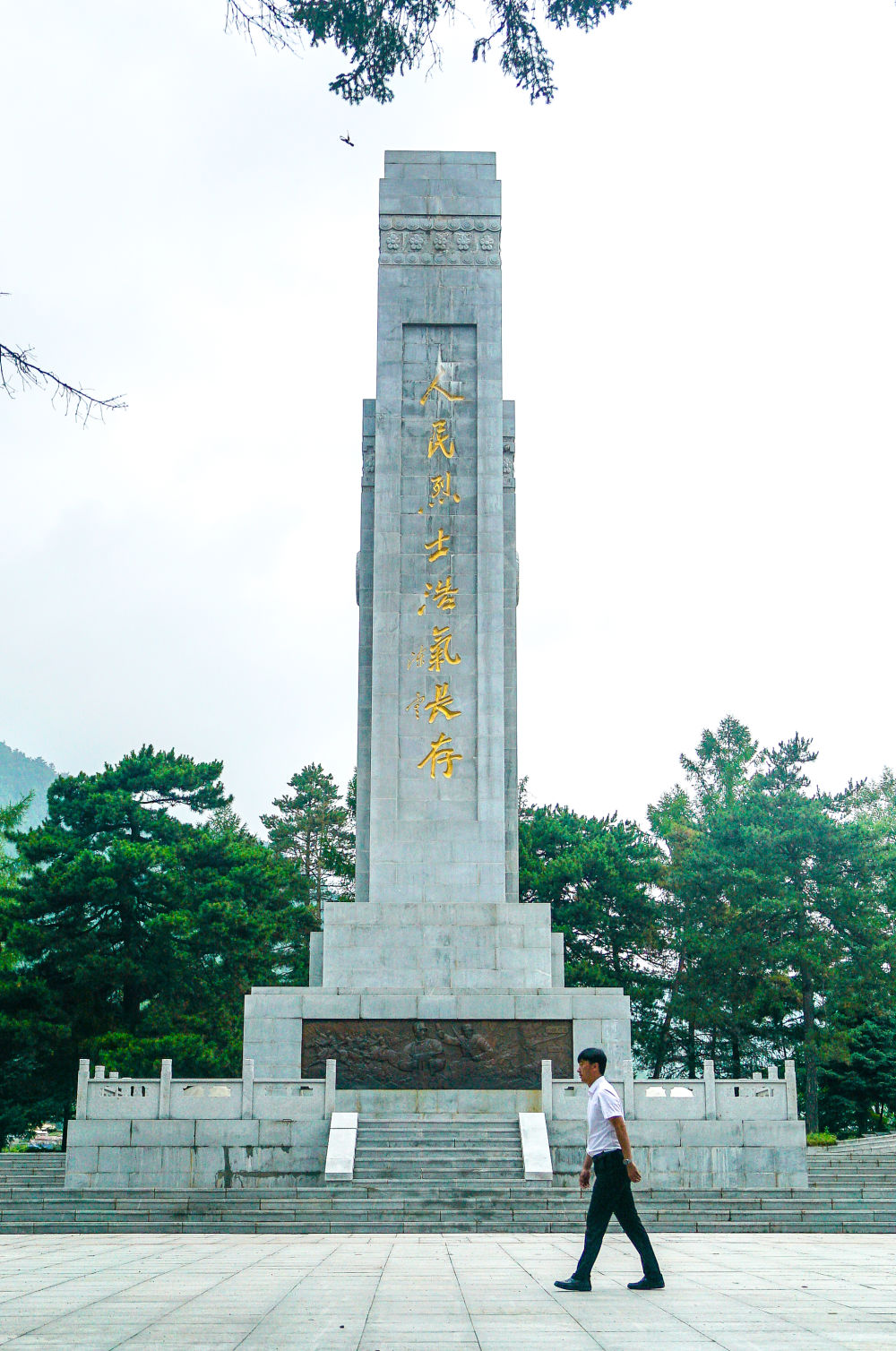鸭绿江畔唱英雄 这是2023年6月27日拍摄的吉林省临江市革命烈士陵园内的人民烈士纪念碑。新华社记者 王昊飞摄
