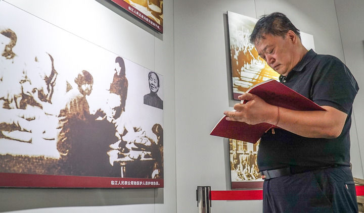 鸭绿江畔唱英雄 2023年6月27日,临江市档案馆研究馆员樊祥利在对当地抗美援朝支前资料进行整理。新华社记者 周万鹏 摄