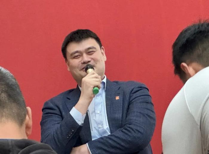 资料图：姚明在中国篮球媒体日现场回应归化球员问题。李赫 摄