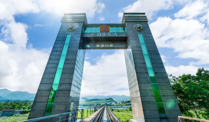 鸭绿江畔唱英雄 这是2023年6月17日拍摄的地处中朝边境、位于吉林省集安市的鸭绿江国境铁路大桥。新华社记者 周万鹏 摄