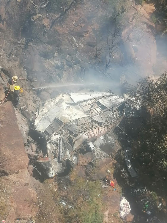 南非林波波省大巴车坠桥事故致45人死亡