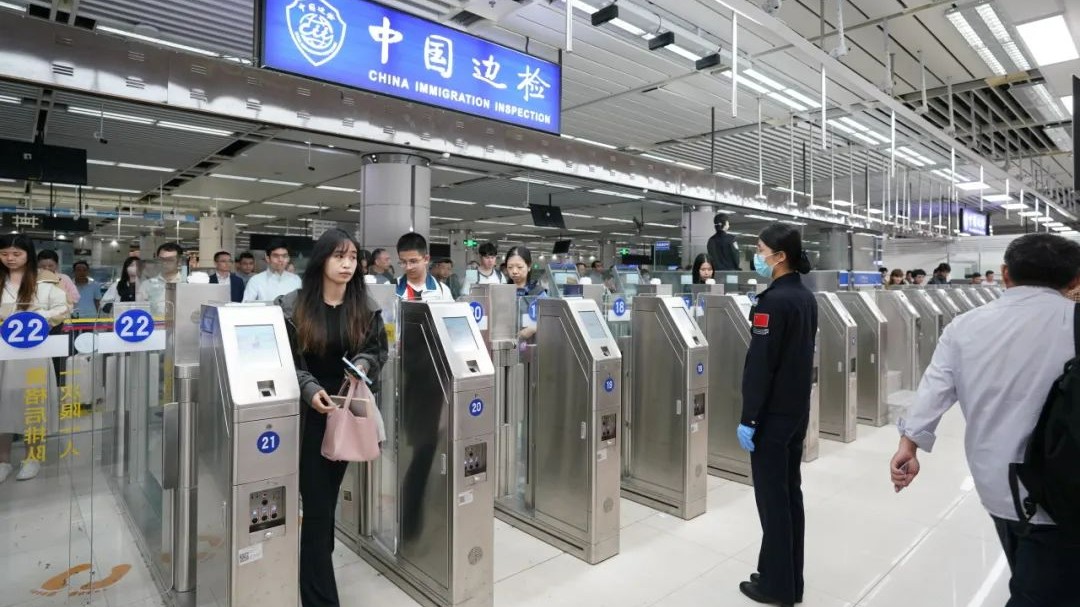 清明假期各口岸将迎出入境客流高峰 深圳边检发布提醒