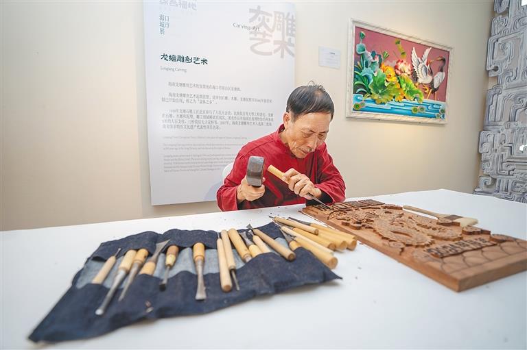 2024年3月25日，在博鳌东屿岛文化公园海口城市展现场，非遗传承人展演龙塘雕刻艺术。