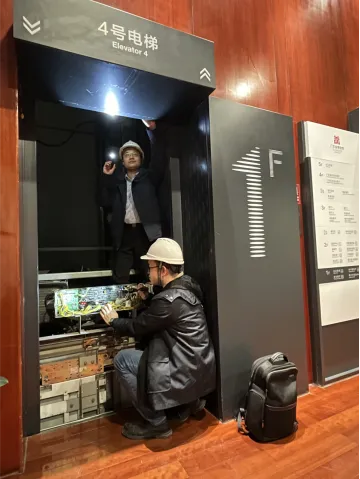 广州特检院检验人员正在对周大福国际金融中心超高速电梯开展保障性检验