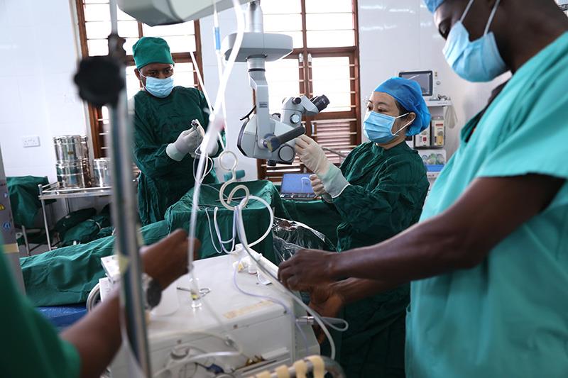 　　2023年2月23日，在坦桑尼亚桑给巴尔岛纳兹莫加医院，中国援桑给巴尔医疗队医生与桑给巴尔同事一起做术前准备。