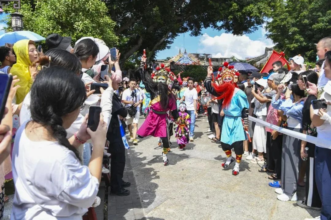 英歌队经过广东省揭阳市榕城区学宫广场，沿路受到民众热烈追捧。郑楚藩摄
