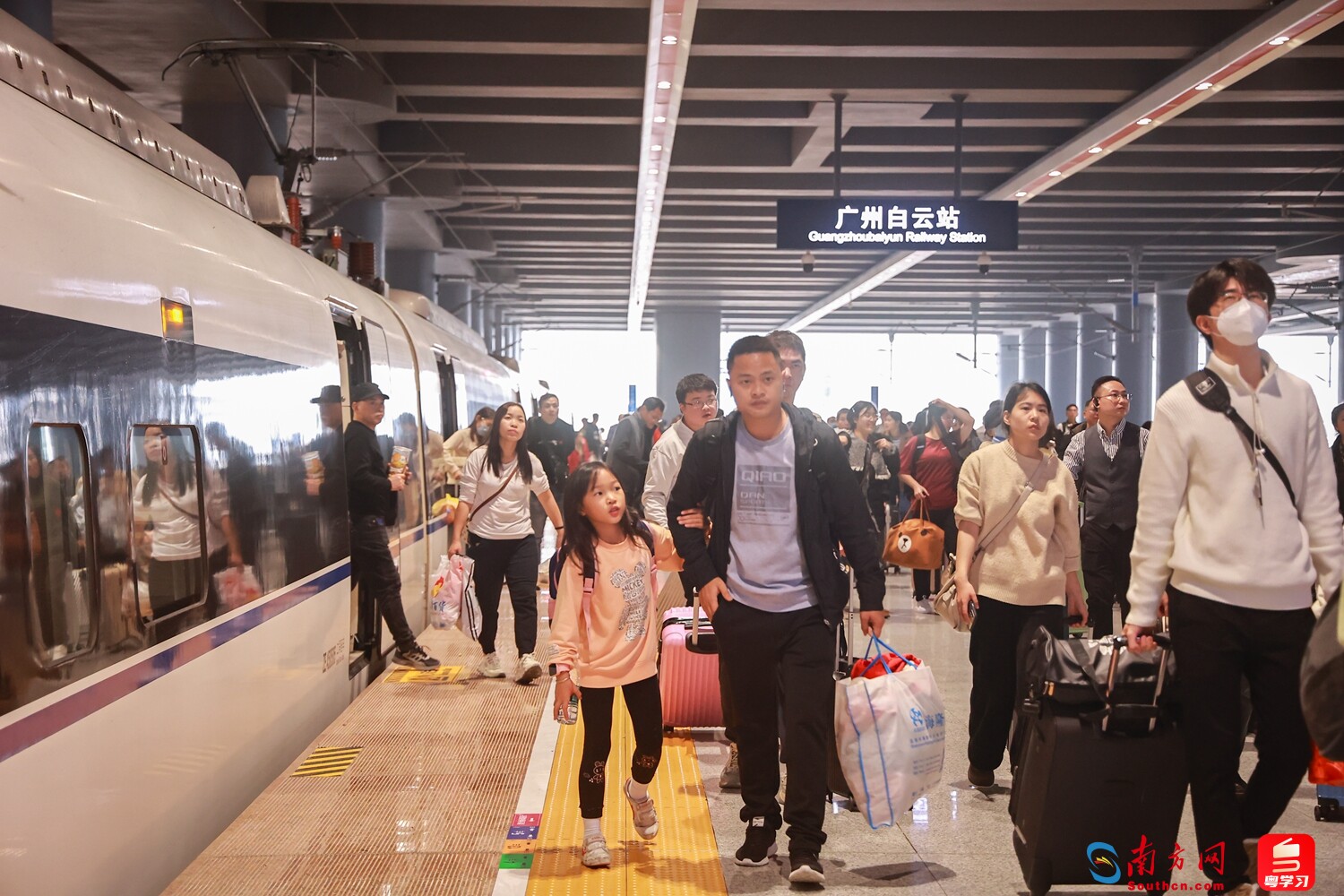 铁路返程客流上升 广东14日到达旅客预计超135万人次  　　