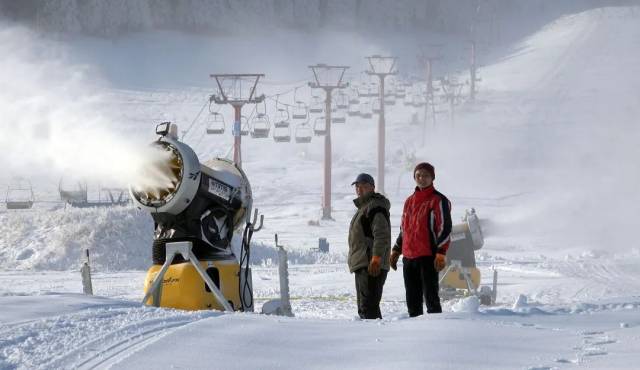 ▲各地雪场都因气候变暖面临雪荒危机，图为新疆某雪场造雪机正在造雪作业。（视觉中国/图）