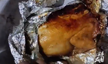 湛江:“土到极致”的吃鸡法,你见过吗? 湛江:“土到极致”的吃鸡法,你见过吗?