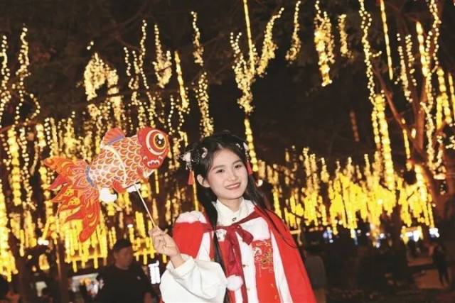 一名女孩特地穿着传统服饰打卡拍照。