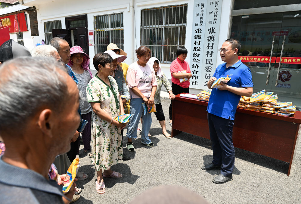 2024年6月12日，在江苏省宿迁市洋河新区张渡村党群服务中心，村支部书记陈磊（右一）为村民讲解高粱种植知识。张渡村因地制宜，引导村民种植高粱，为当地酒厂提供原料，增加村民收入。新华社记者 季春鹏 摄