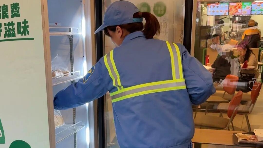 广州街头出现食物驿站，可免费自取，街坊：值得推广