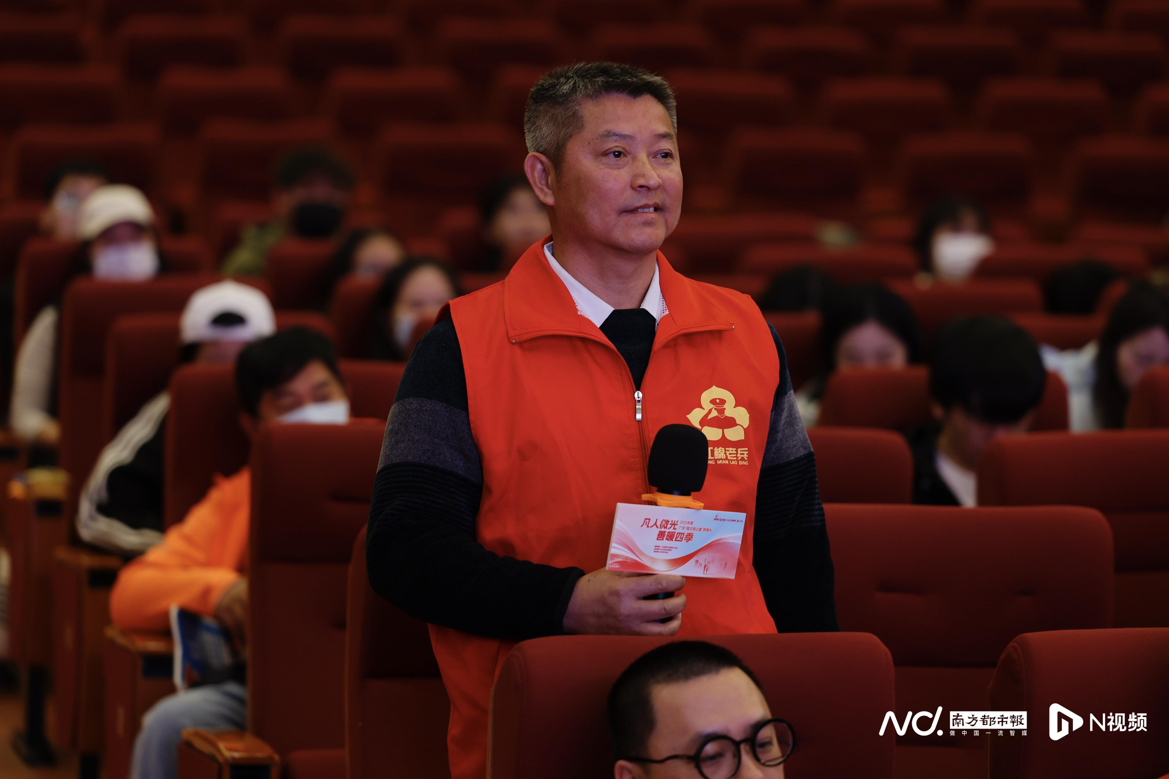 退役军人张玉堂在台下互动。