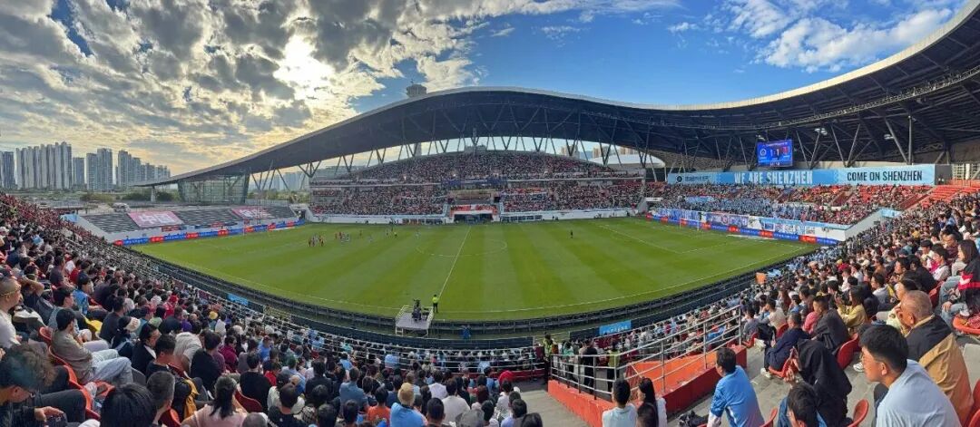 中超联赛深圳新鹏城对阵成都蓉城的比赛在肇庆新区体育中心体育场打响。图源：肇庆市文化广电旅游体育局