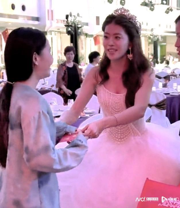 婚礼现场，吴家欣摸一下宾客的红包，折个角便还回去。视频截图
