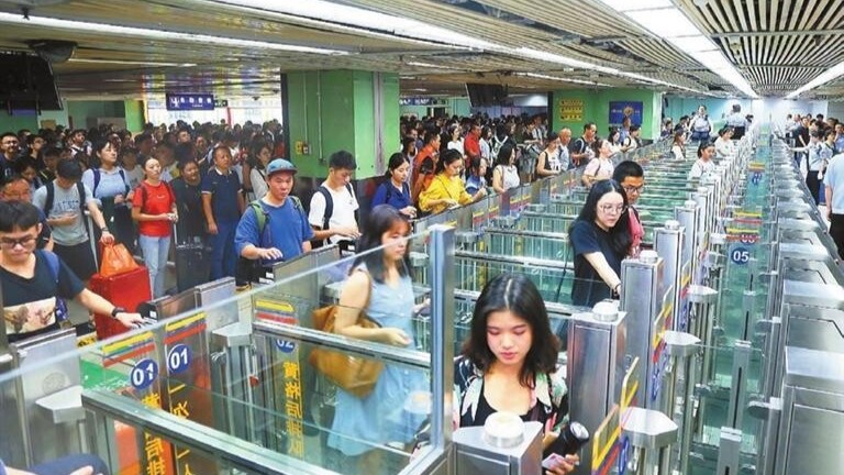 Shenzhen-Hong Kong travel guide: 6 major border crossings & tips