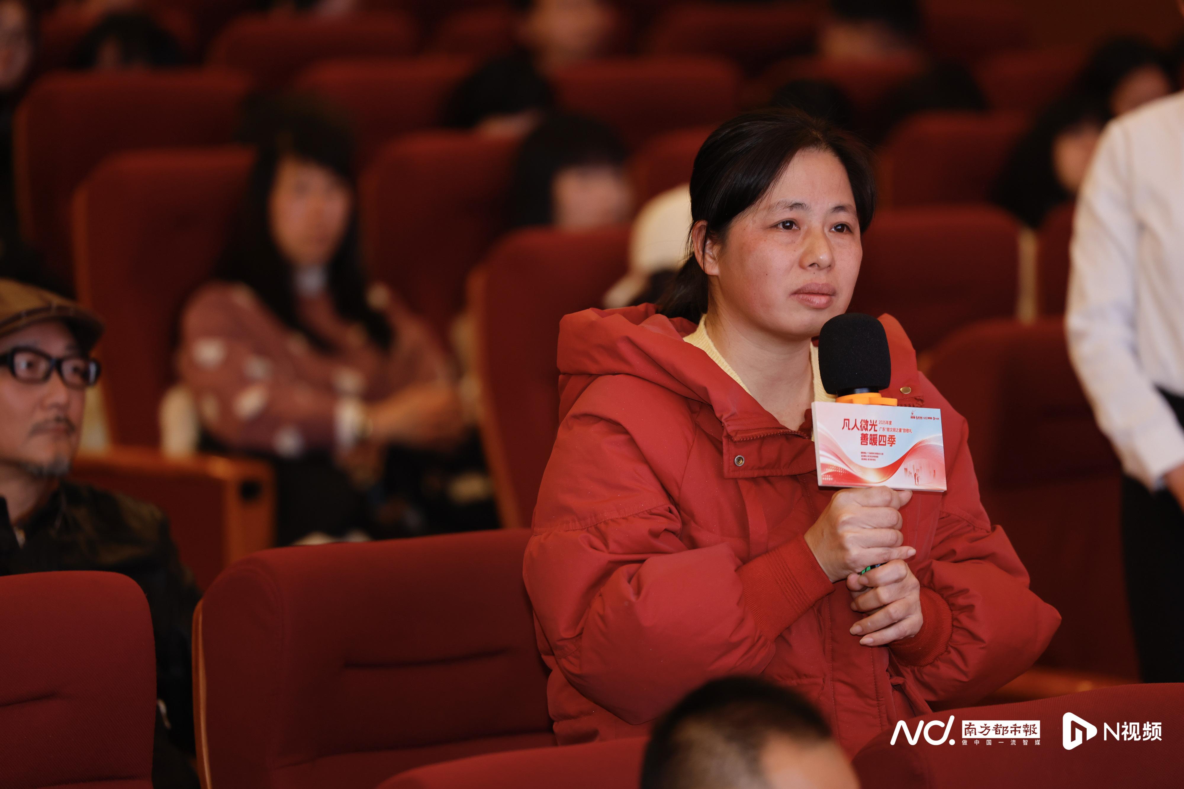 吕炜权的爱人程女士也来到了现场。