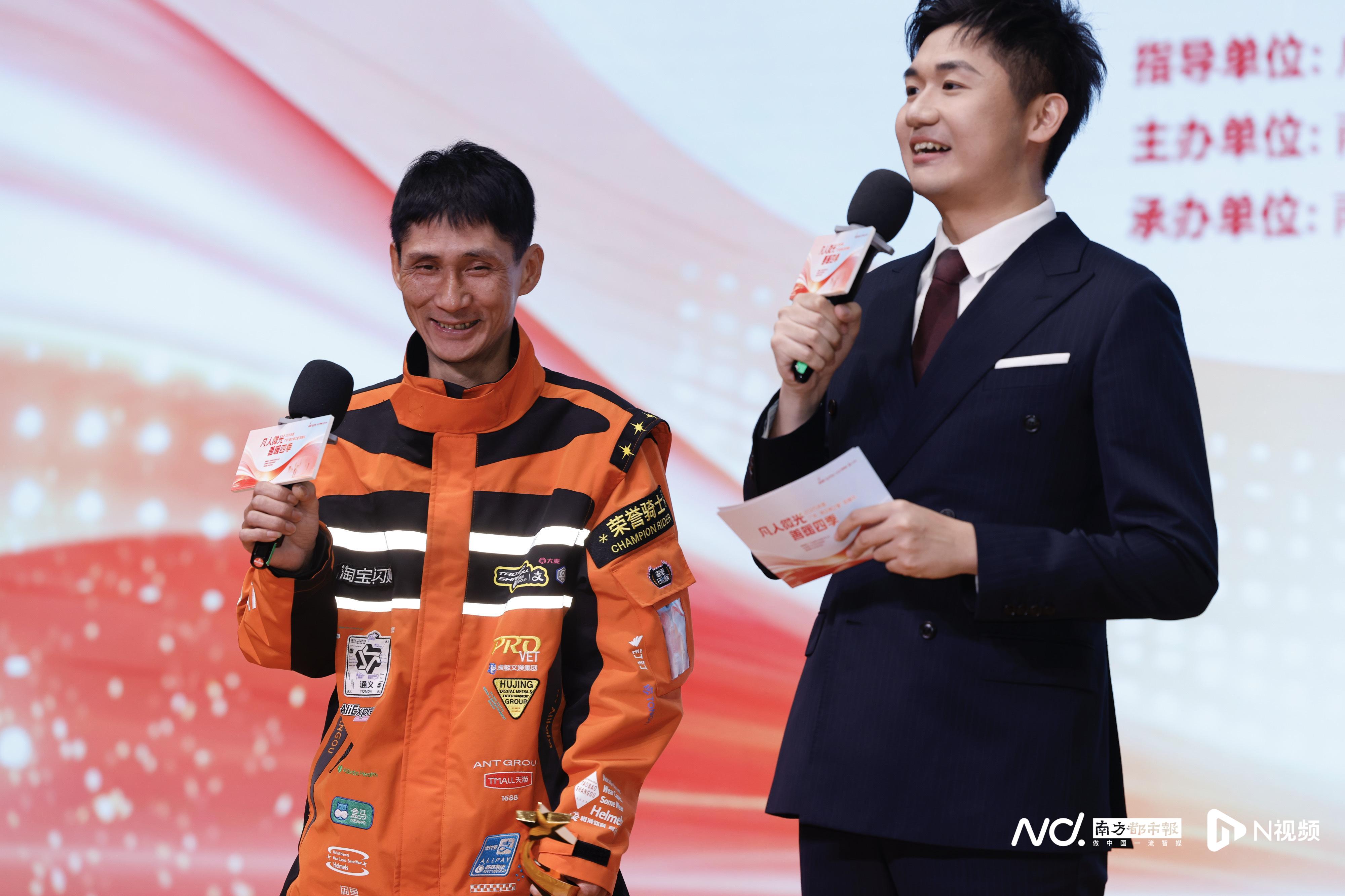 吕炜权在现场互动。