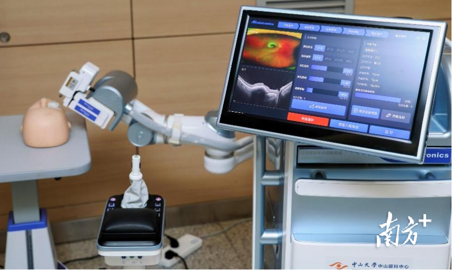 眼科手术机器人在人眼模型上的工作原理展示。