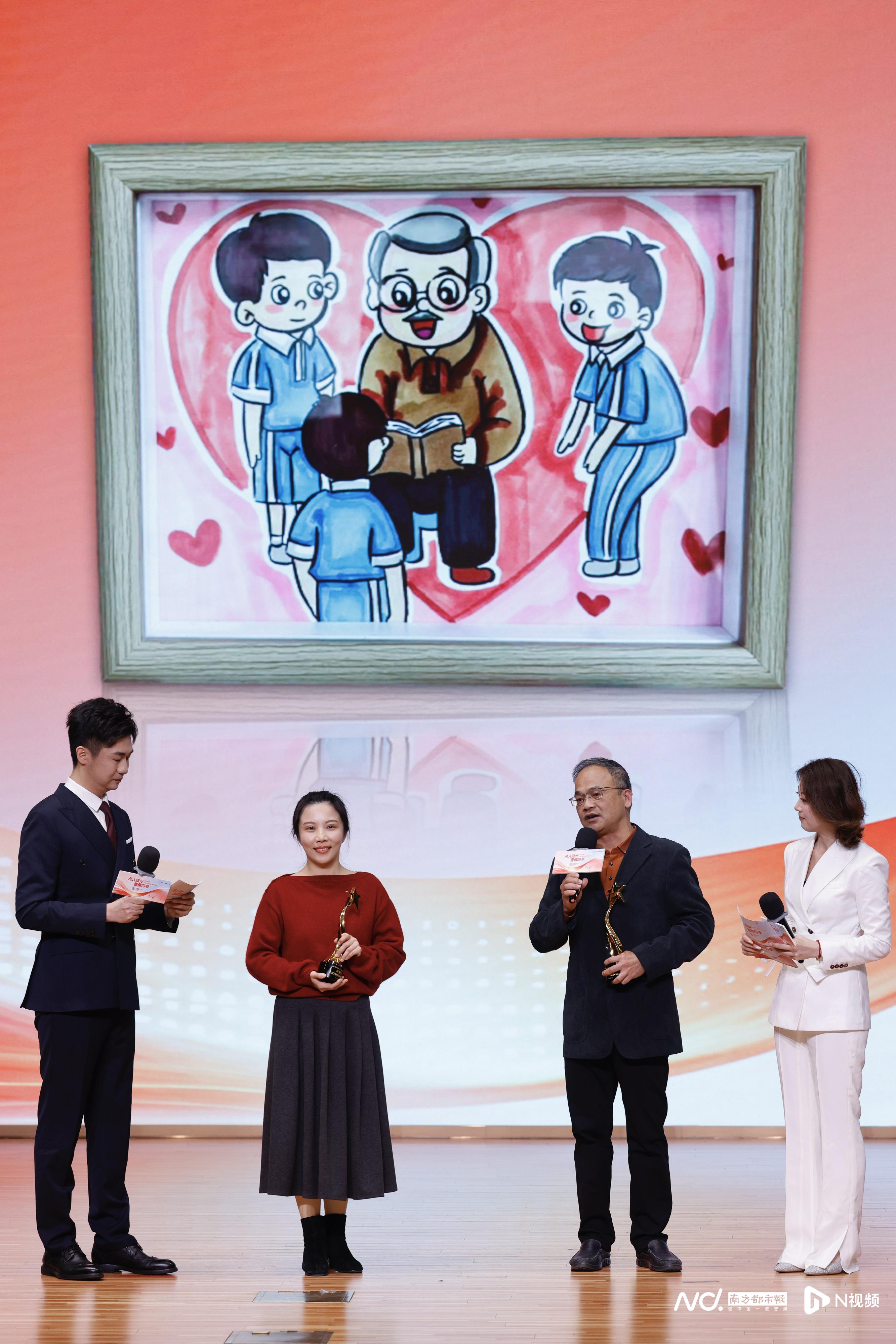 深圳市宝安区湖东小学校长郑艳峰（右二）在现场互动。