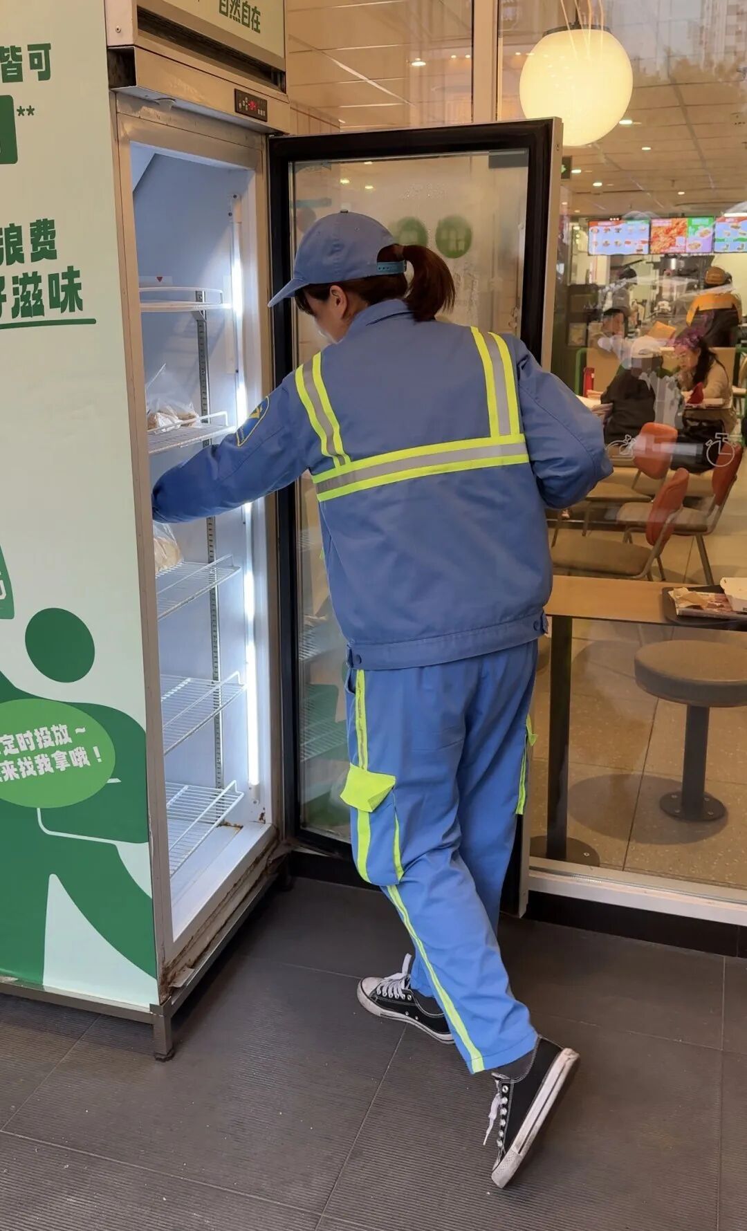 陈女士到食物驿站领取食物