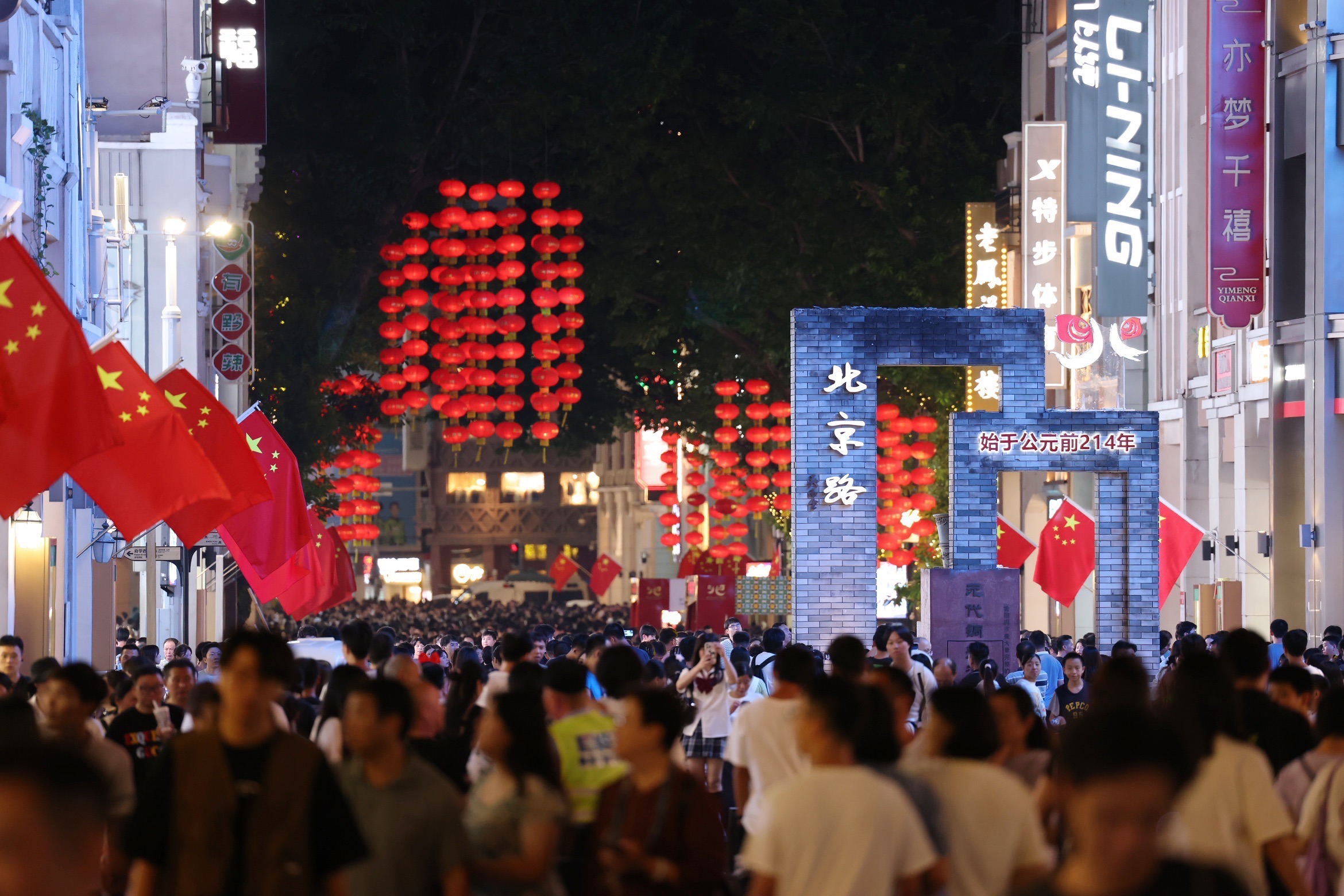 广州北京路游人如织。南方日报见习记者 苏韵桦 记者 梁钜聪 摄