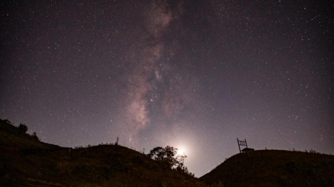 ​When the moon meets the Milky Way in autumn