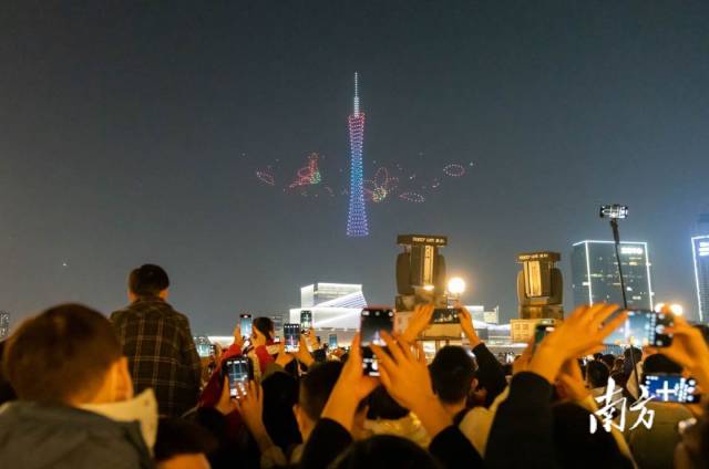 春节假期，广州数千架无人机排列出各种地标造型，市民游客拿出手机记录精彩瞬间。南方+记者 钟志辉 摄