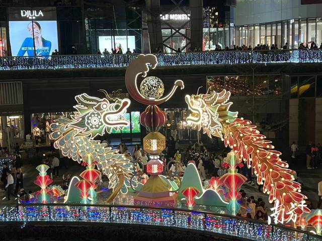 “天环龙”为广州年味增色，夜幕中璀璨夺目。南方+记者 伍青 摄