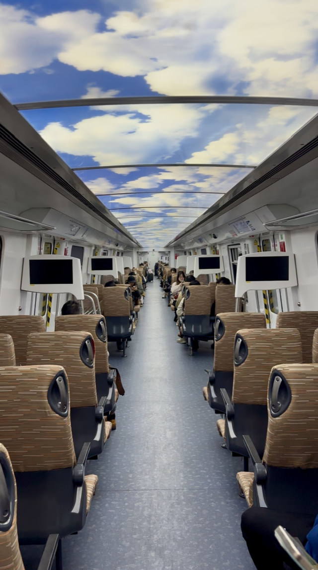 1月7日，早高峰期间的深圳地铁11号线商务车厢。