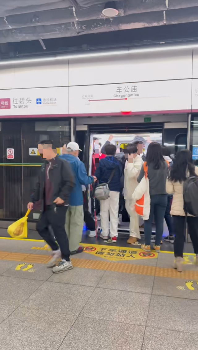 早高峰期间，深圳地铁11号线普通车厢客流量巨大。