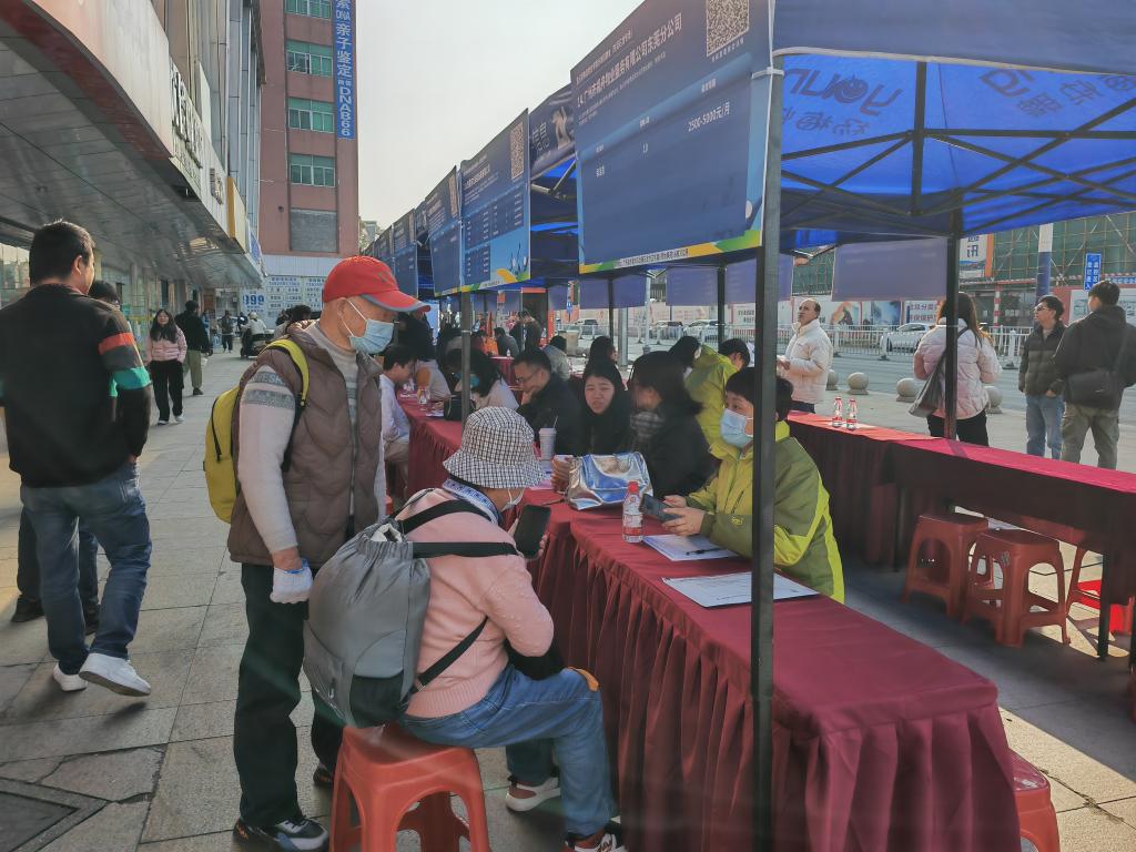 1月6日，重点群体促就业专项行动招聘会（东莞石龙专场）上求职者正与招聘企业交流。新华社记者黄浩苑 摄