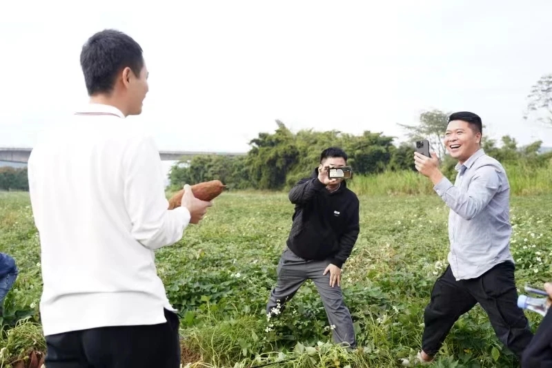 本次新媒体特训营注重实操，惠州本土网络达人手把手教参训人员拍摄视频。