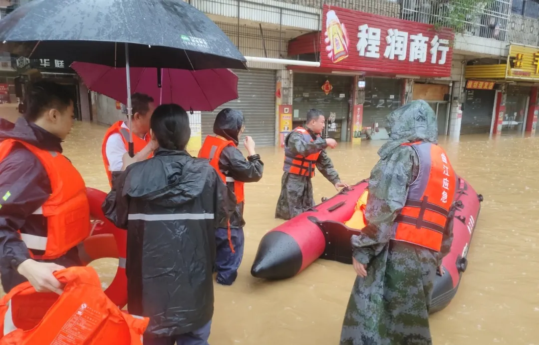 韶关市曲江区马坝镇应急救援队员转移被困群众。