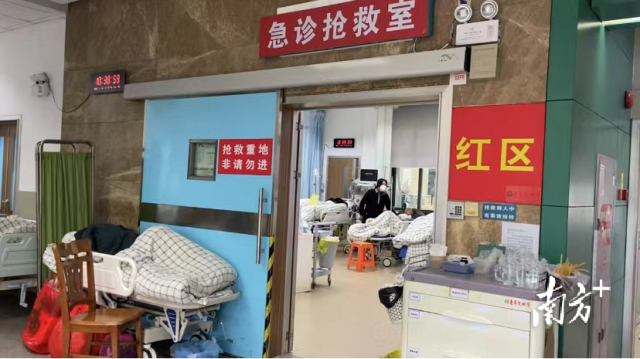 医院的急诊科红区——即急诊危重患者抢救室。