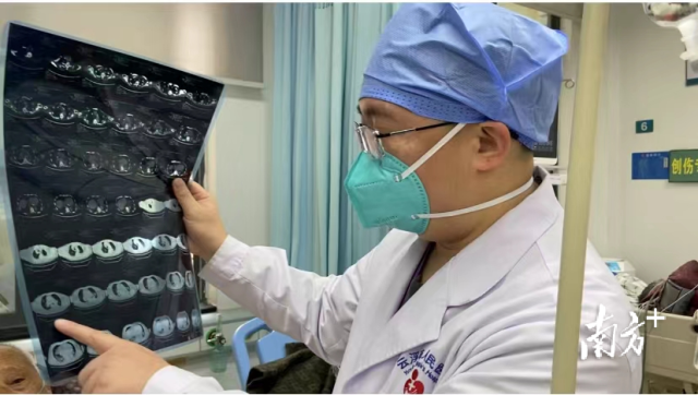 云浮市人民医院急诊科负责人黄伟彬正在急诊科红区问诊。 