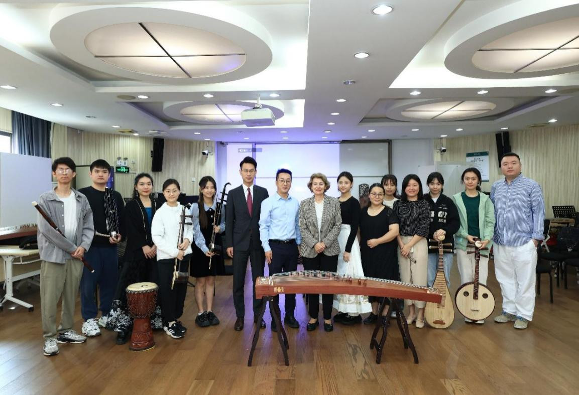 联合国教科文组织前总干事伊琳娜·博科娃欣赏中山大学艺术学院学生的表演。（中山大学供图）