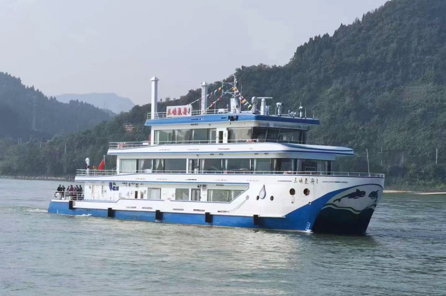 10月11日，由江龙船艇承建的国内首艘500kw氢燃料电池动力船“三峡氢舟1”号，在湖北宜昌完成首航。中国长江三峡集团提供