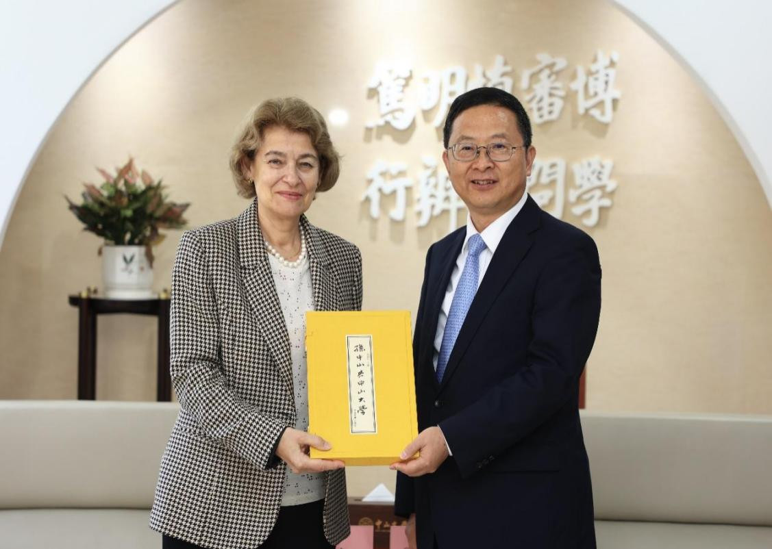 中山大学校长高松向联合国教科文组织前总干事伊琳娜·博科娃赠送纪念品。（中山大学供图）