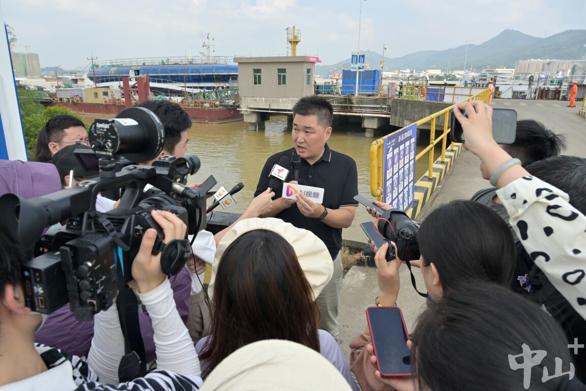 媒体采风团采访江龙船艇相关负责人。记者 易承乐 摄