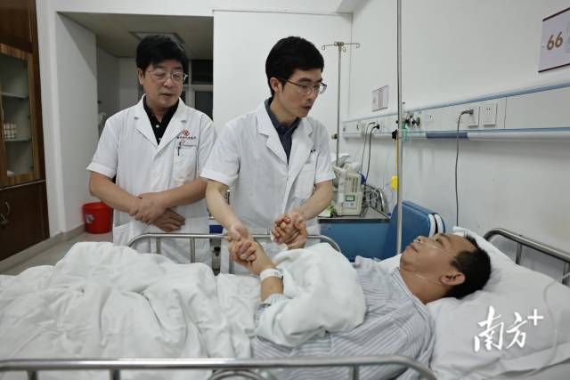 6月21日，梅州市人民医院内，谌业光和黎庆钿了解曾忠华的病情。