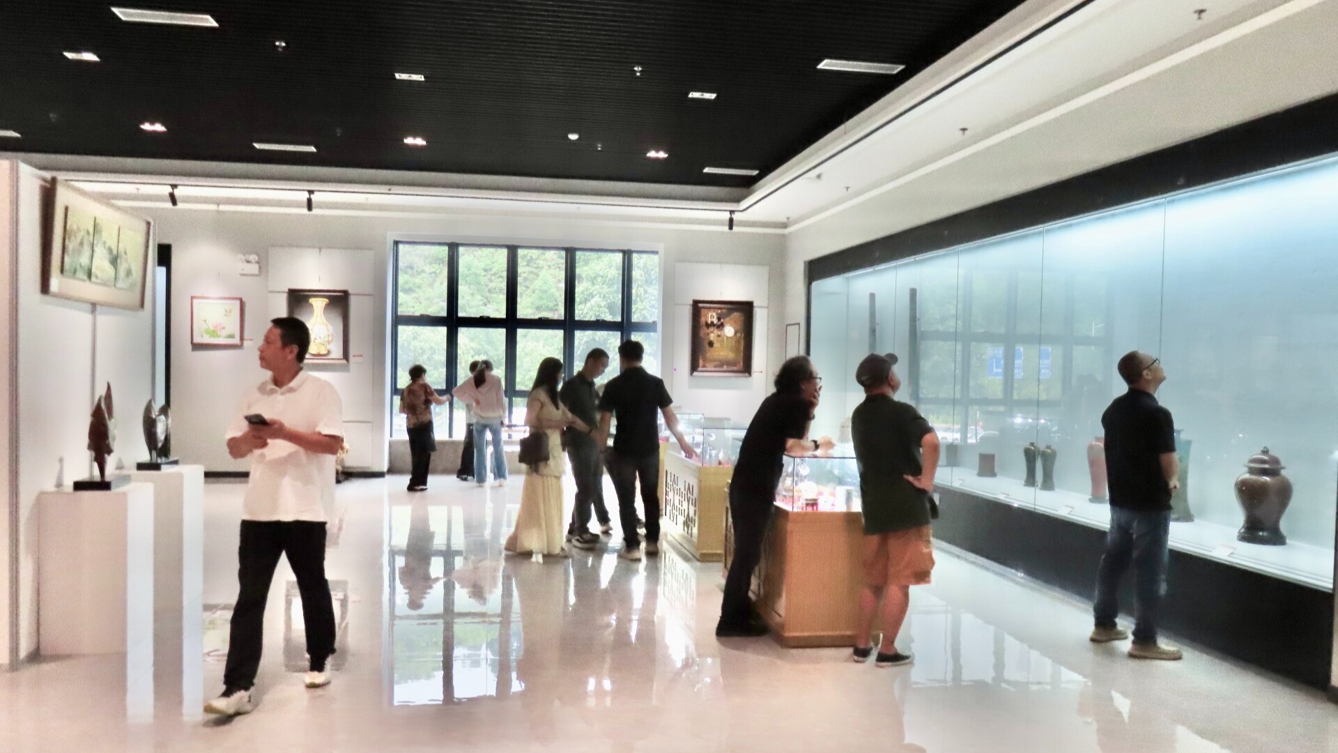 2025 Huizhou Arts and Crafts Exhibition opens to showcase intangible cultural heritage handicrafts