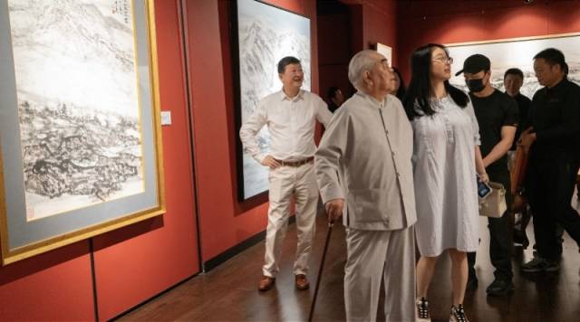 一位朋友回应谣言说，Zeng“失去了联系”：他搬