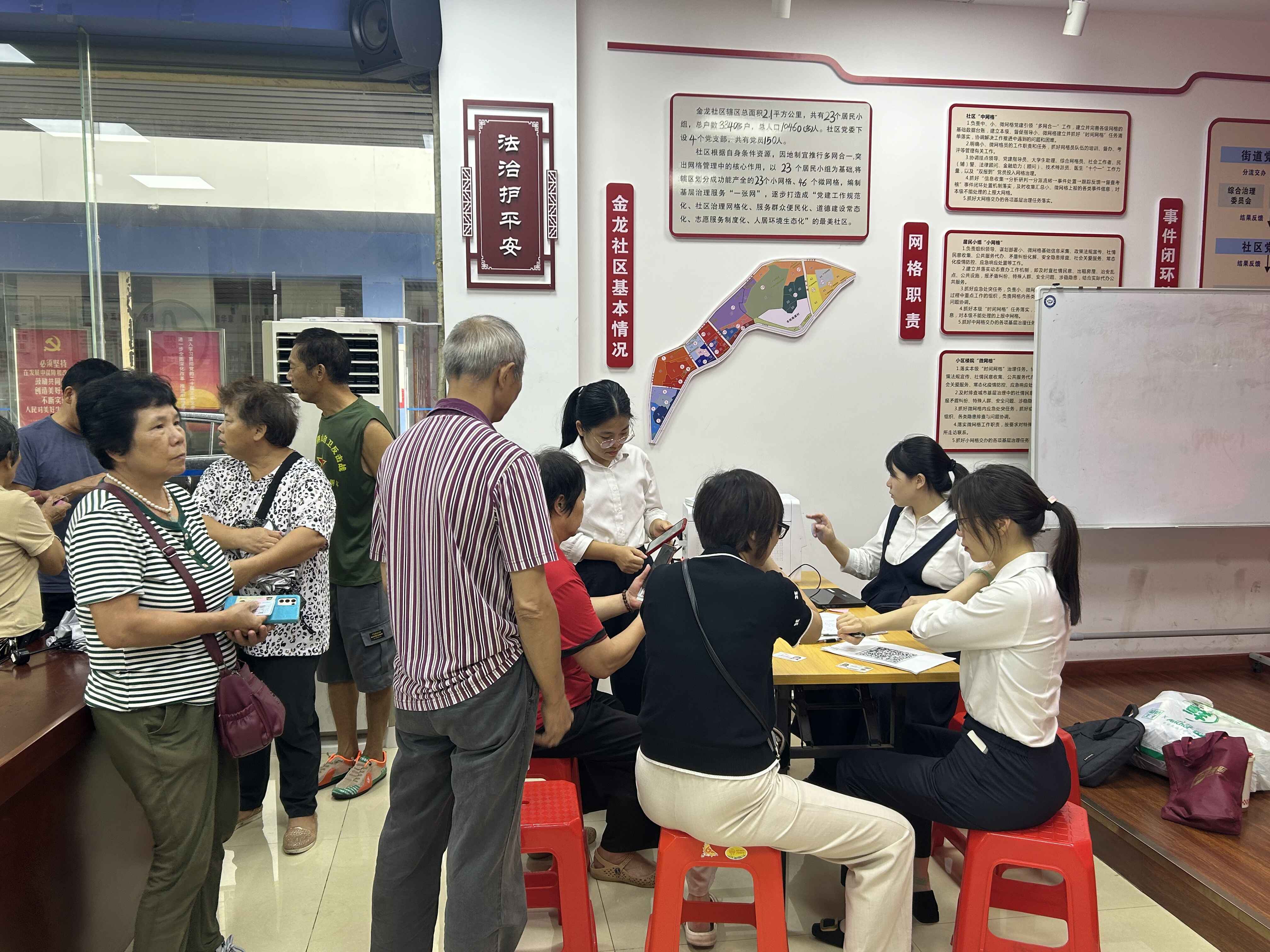 暖心服务进社区 云城区妇联助力开展更换社保卡便民服务