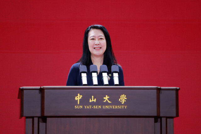  教师代表，中山大学计算机学院教授卢宇彤致辞